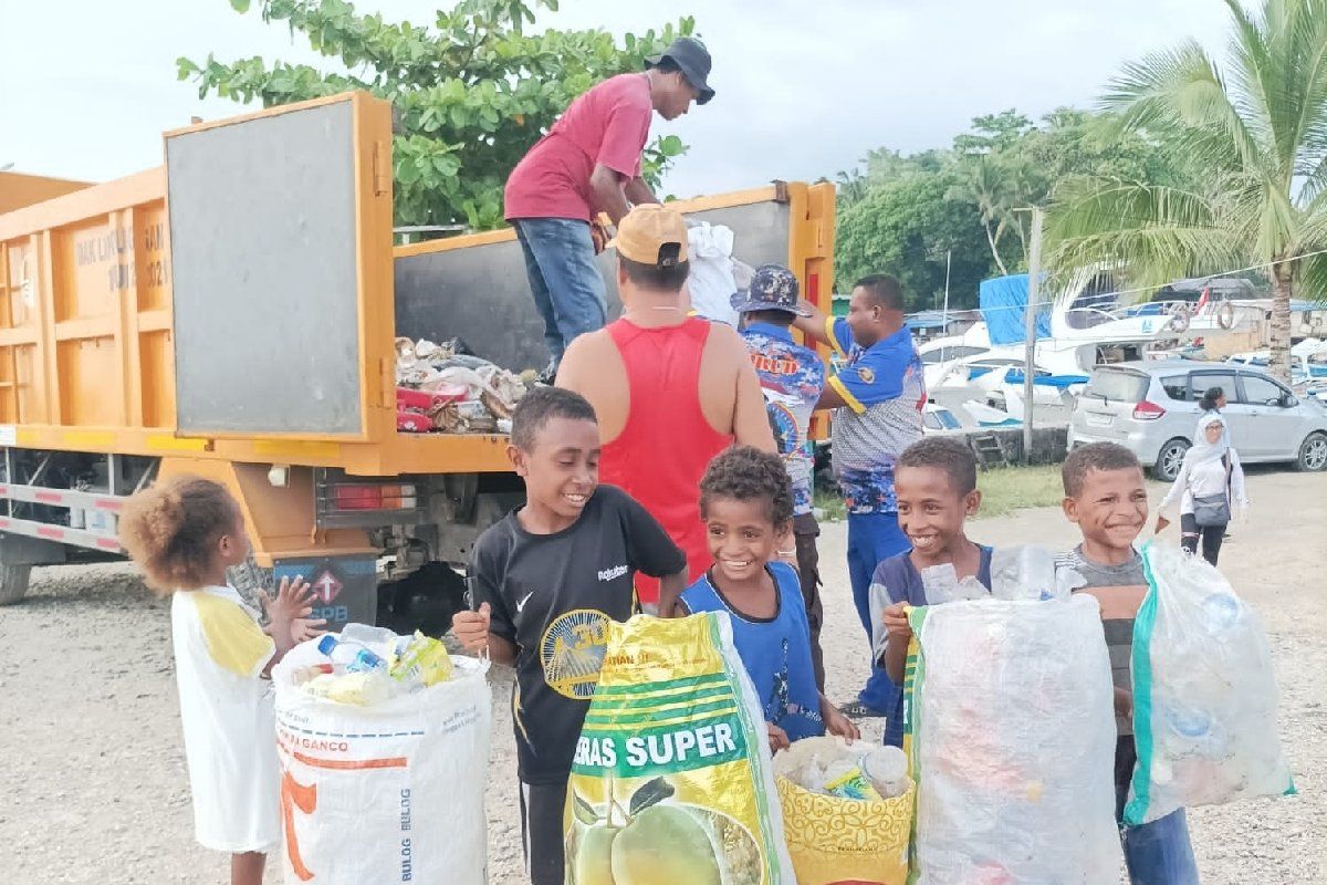 Pelajar dan warga Biak bersihkan sampah pantai Tiptop Yenures