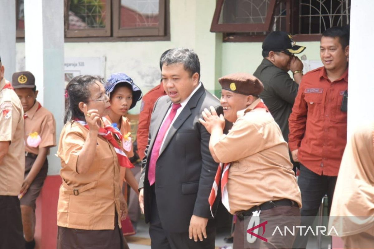 Bupati Tapsel semangati anak sekolah luar biasa