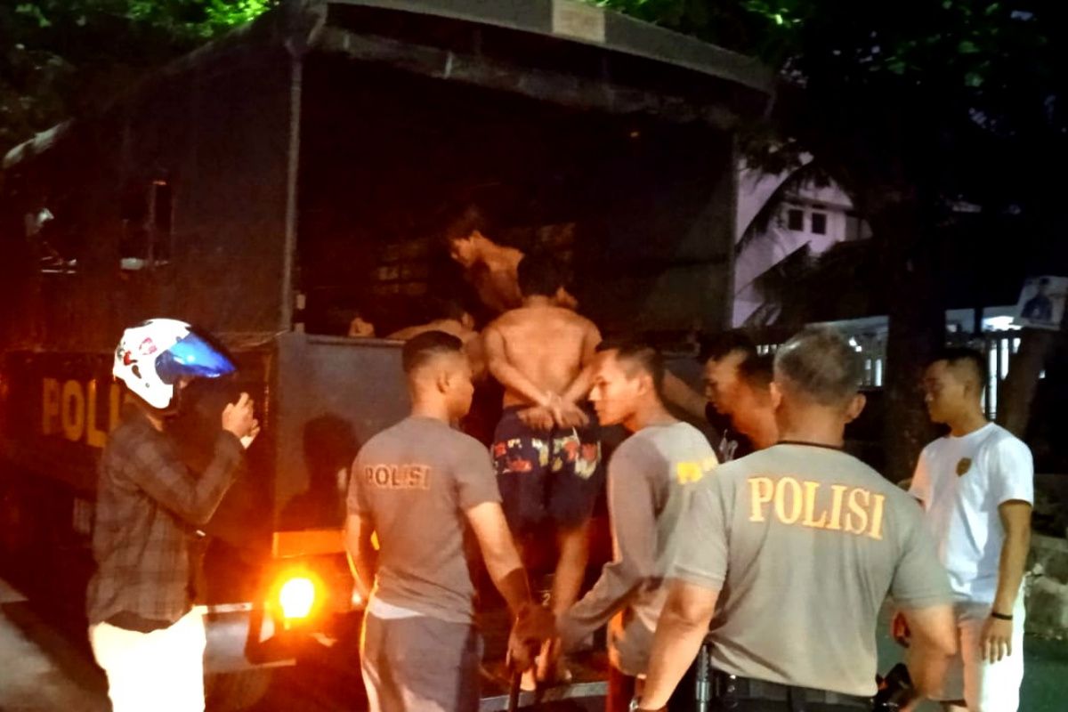 Puluhan remaja di Semarang diamankan saat akan tawuran