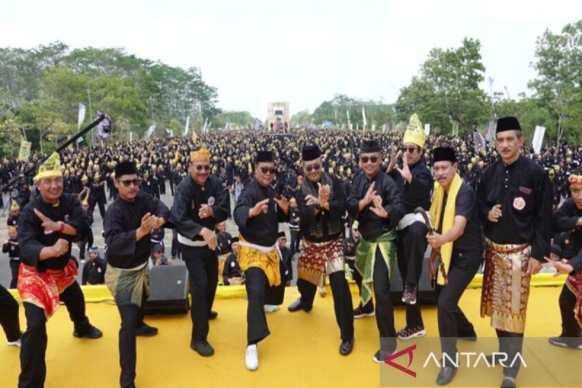 Governor leads 10,000 silat fighters breaking MURI record