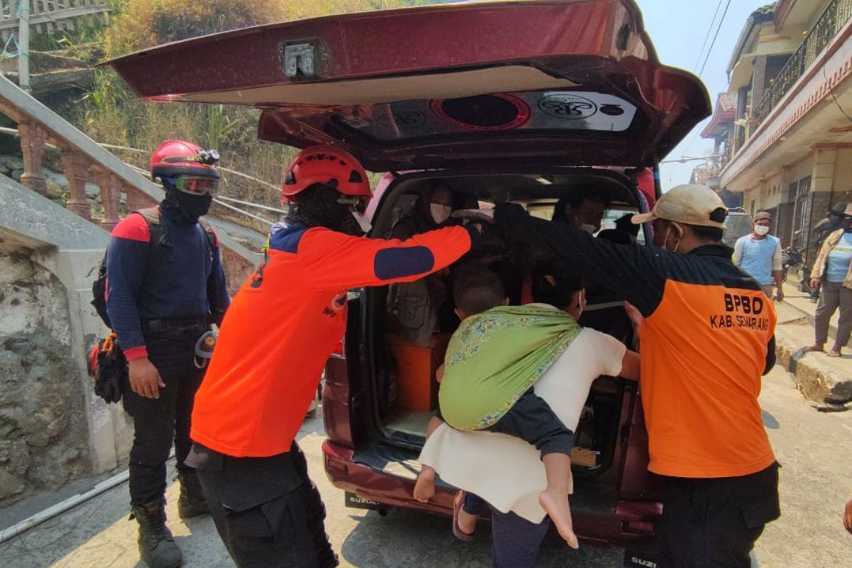 Kebakaran  lereng Gunung Merbabu meluas ke puncak