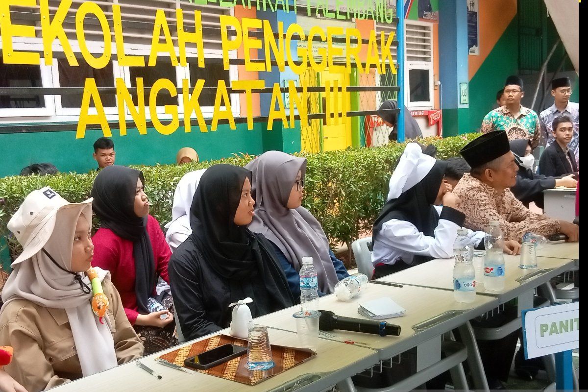 Siswa di Palembang kenakan seragam profesi di hari Sumpah Pemuda