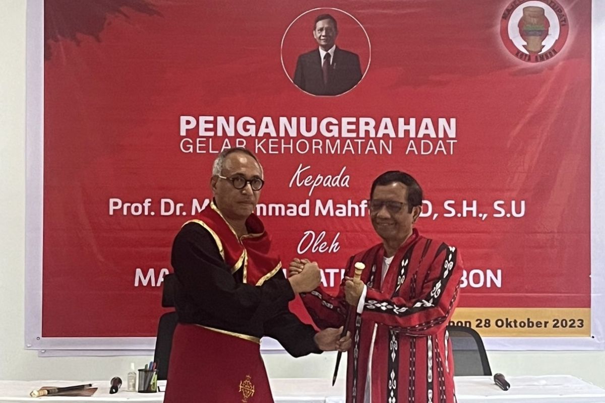 Mahfud MD terima gelar adat kehormatan majelis Latupati Ambon