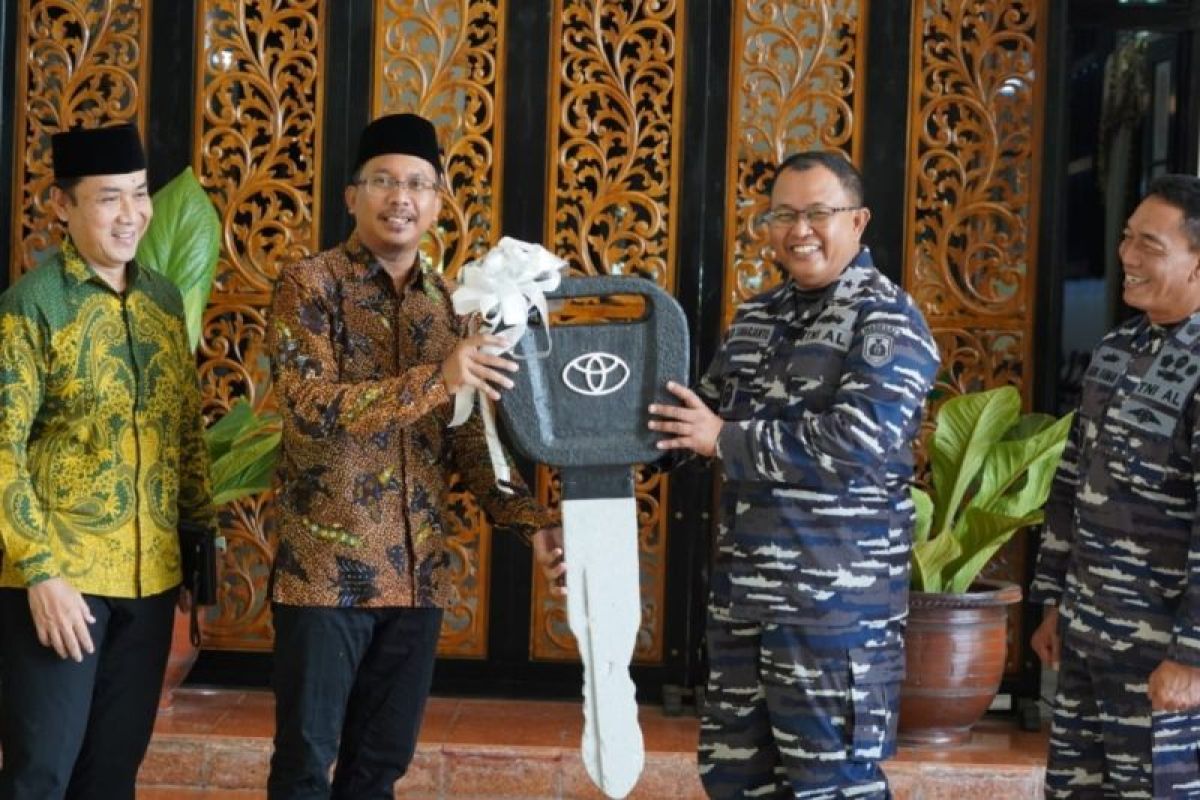 Pemkab Sidoarjo serahkan hibah 11 unit mobil operasional ke TNI AL
