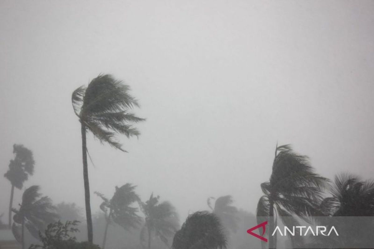 Hujan badai berpotensi terjadi di sejumlah wilayah Indonesia
