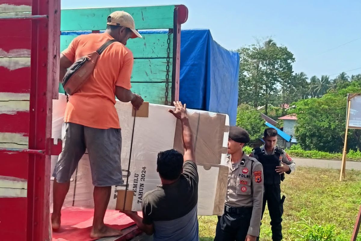 Polda Maluku  kawal pengiriman logistik pemilu ke KPU Buru Selatan
