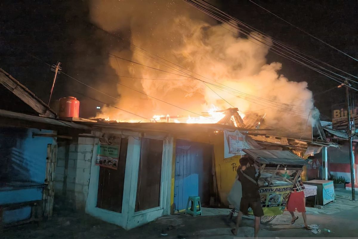 Sebanyak empat kios ludes terbakar di Ciracas Jaktim