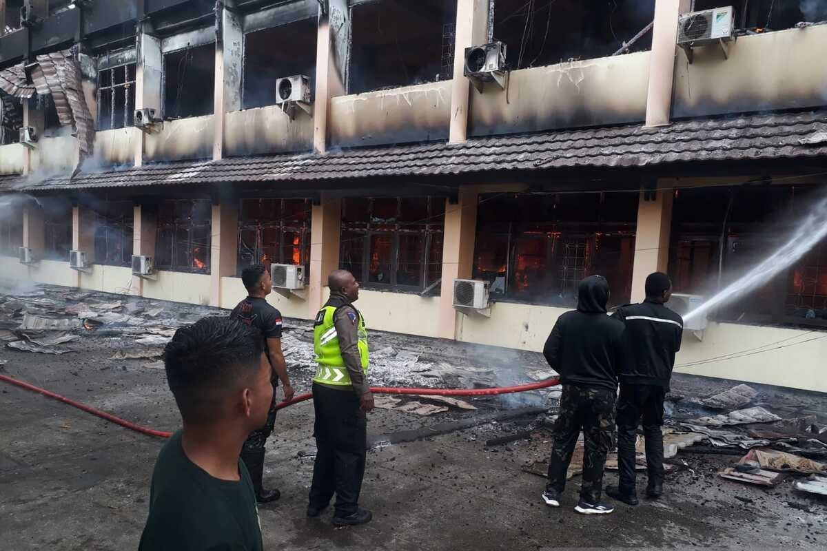 BPBD: Damkar dan TNI/Polri tangani kebakaran perkantoran Pemkab Jayapura