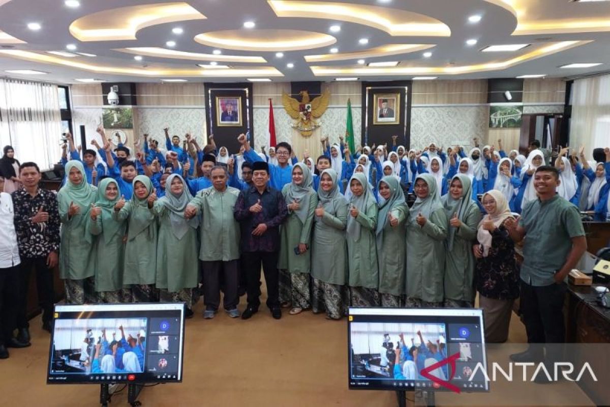 Siswa SMPN 6 Kota Padang kunjungi DPRD Sumbar