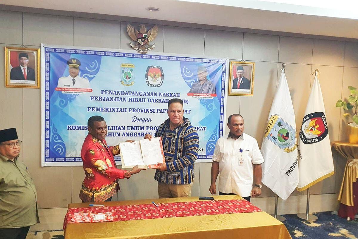 Pemprov dan KPU Papua Barat teken NPHD Pilkada Rp200,032 miliar