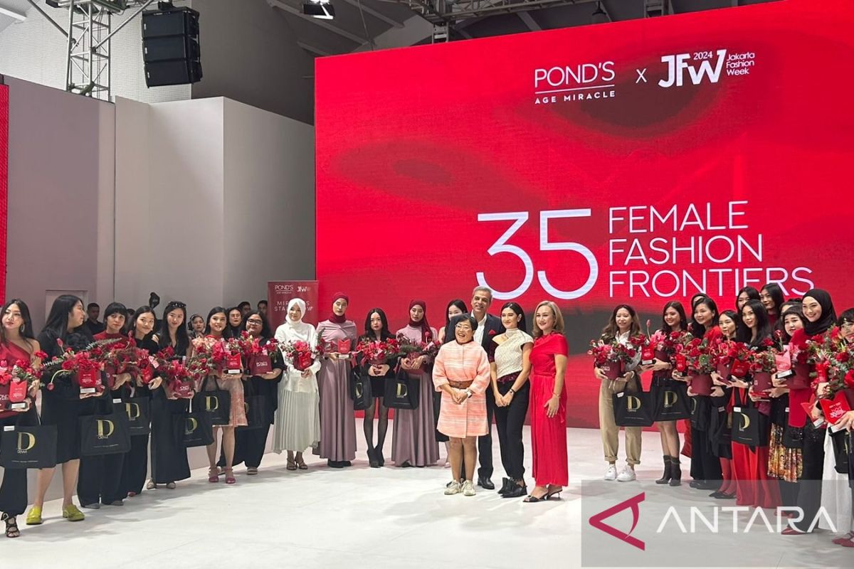 Pond's beri penghargaan pada 35 "Female Fashion Frontiers" di JFW 2024