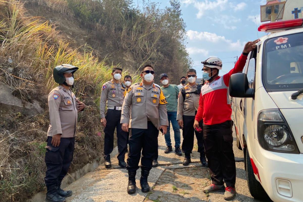 Petugas gabungan padamkan kebakaran hutan Gunung Merbabu di lima dusun