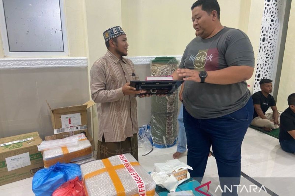 Turis Malaysia sumbang Al Quran untuk masjid di lokasi wisata Sabang