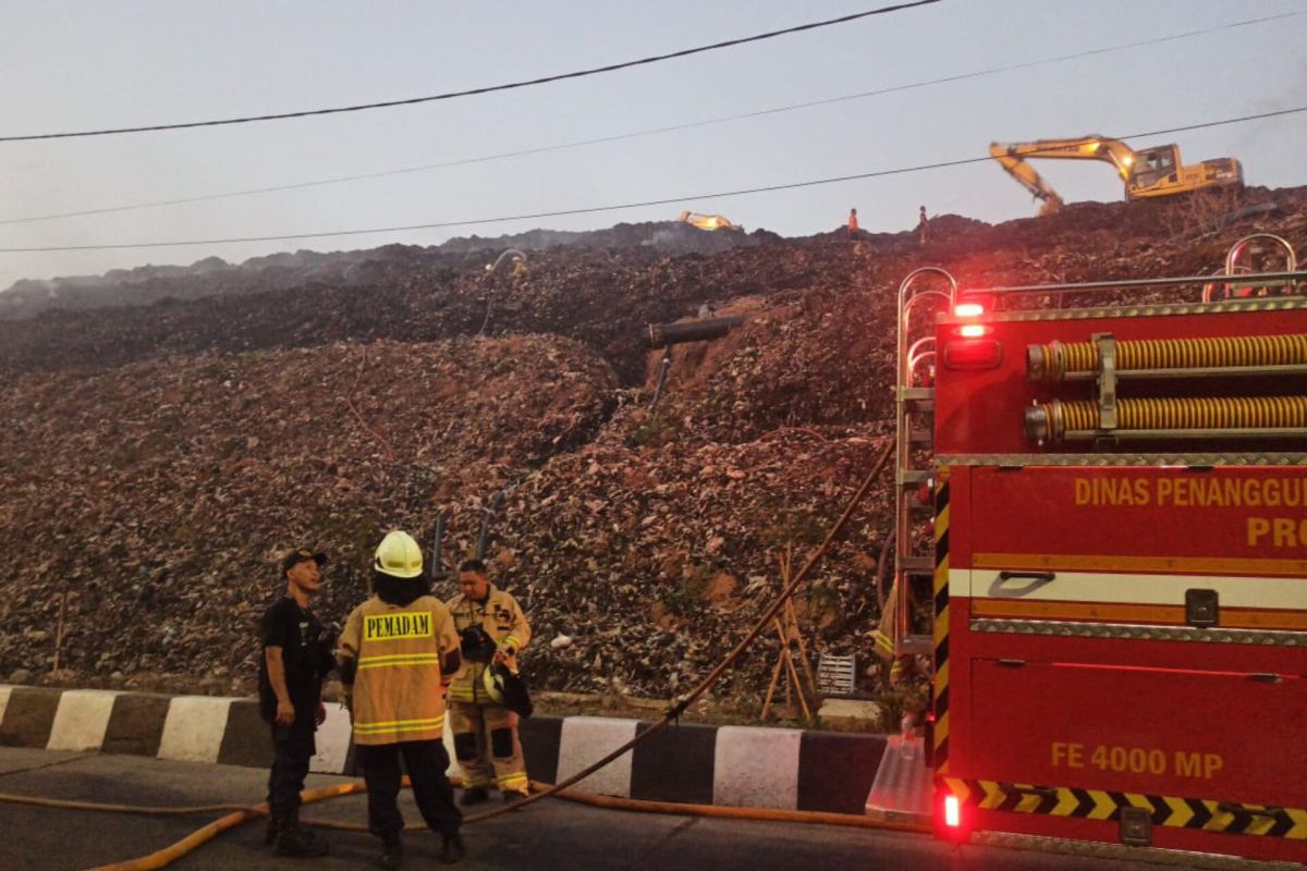Jakarta Environmental Office controls fire in Bantargebang Waste Site