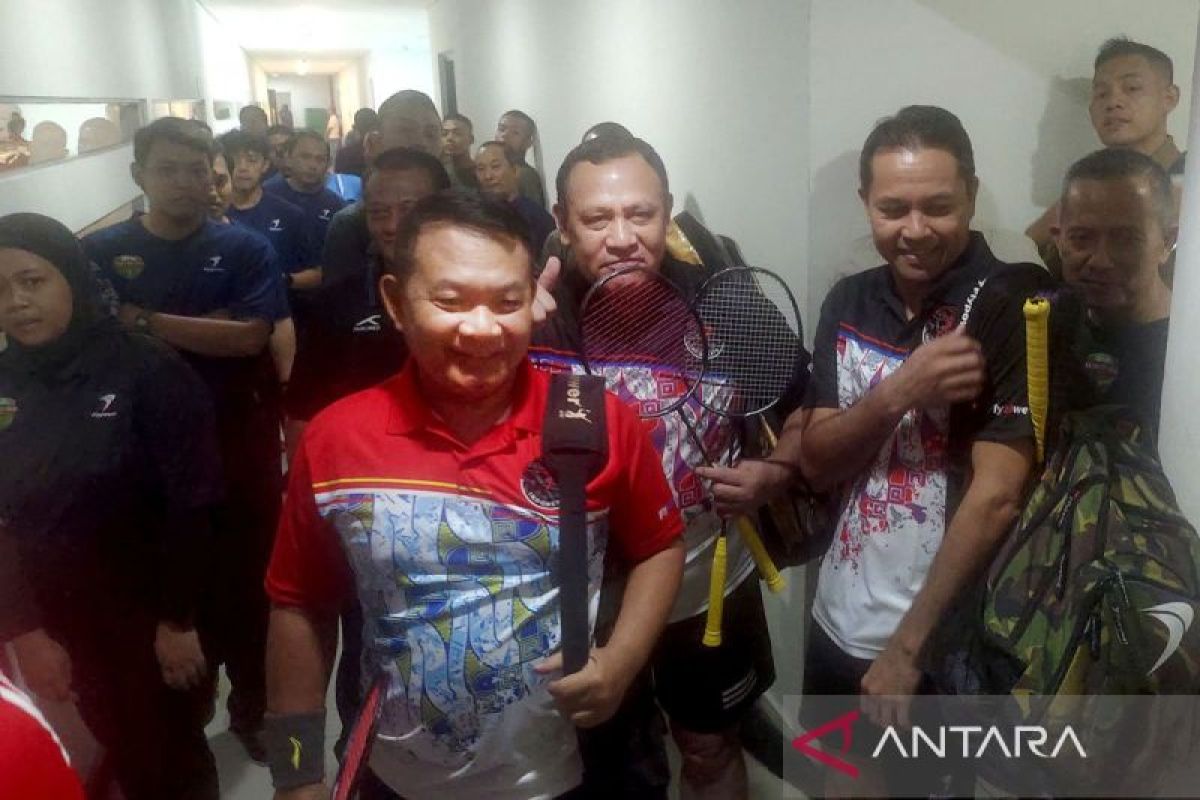 Ketua KPK bertanding badminton dengan mantan Kasad Jenderal TNI Dudung