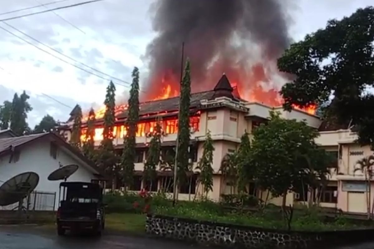 Polres Jayapura selidiki penyebab kebakaran perkantoran di Sentani