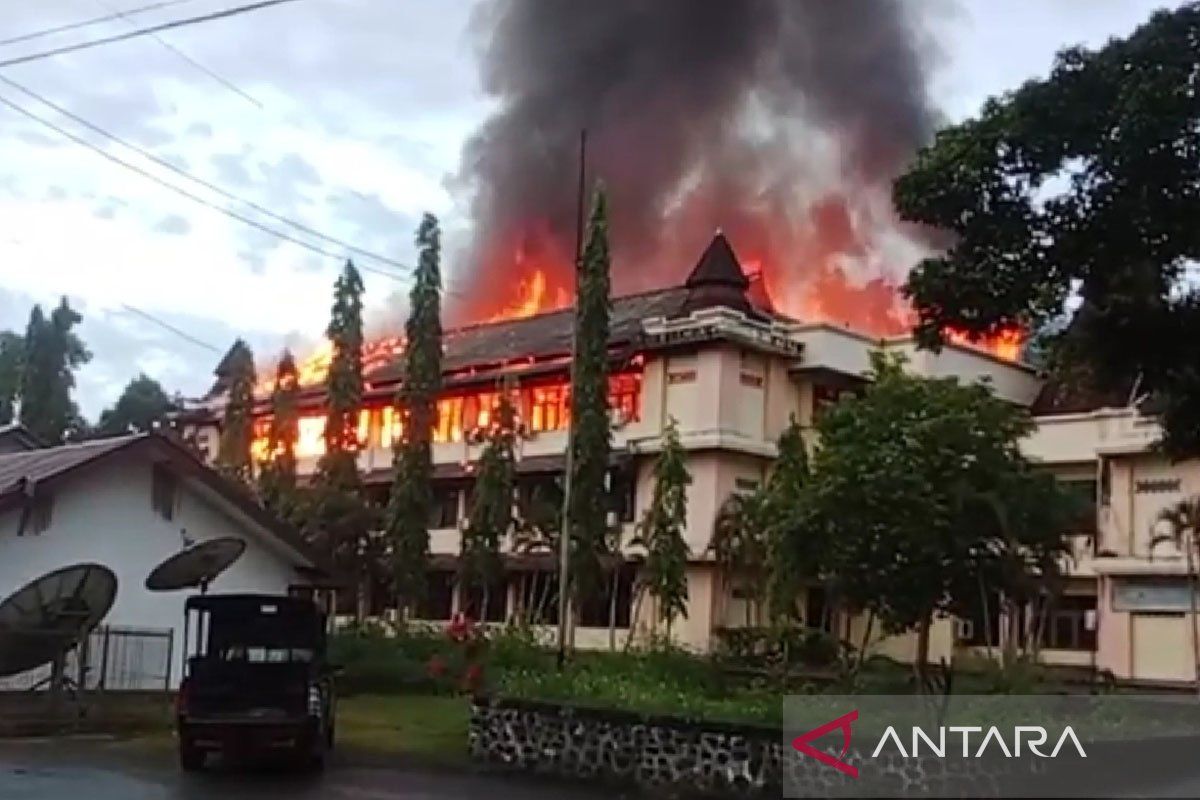 Polisi selidiki penyebab kebakaran perkantoran di Sentani