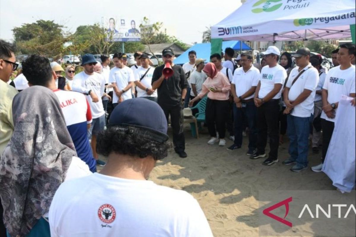 Kementerian BUMN bangun kesadaran milenial lewat aksi bersih pantai