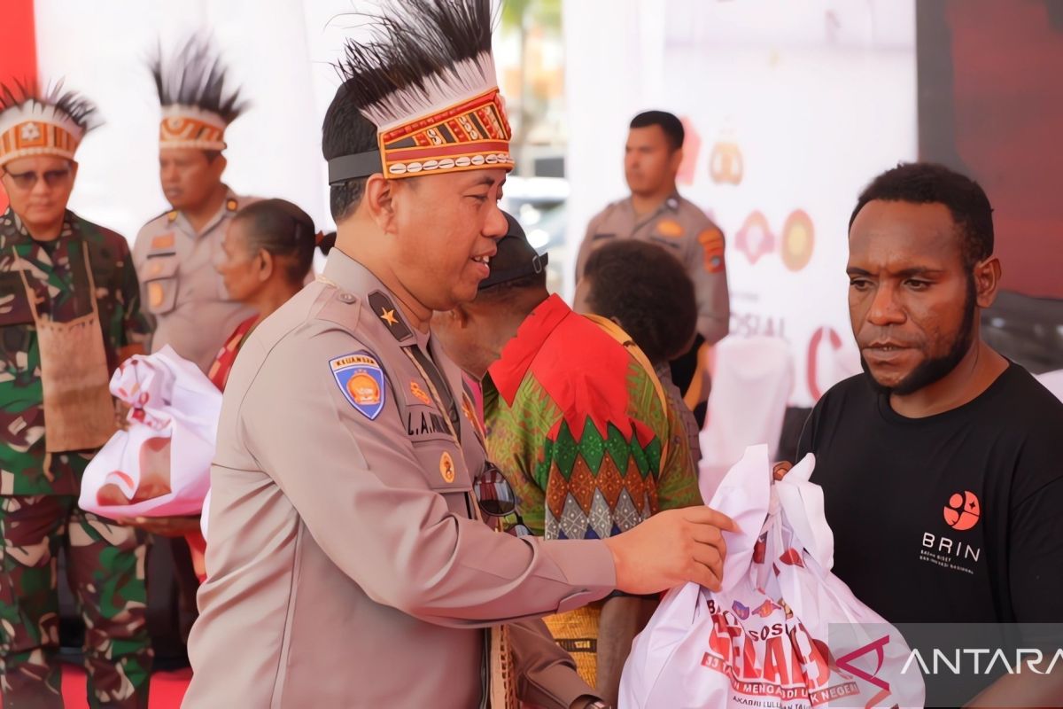 Police, military members distribute humanitarian aid in SW Papua