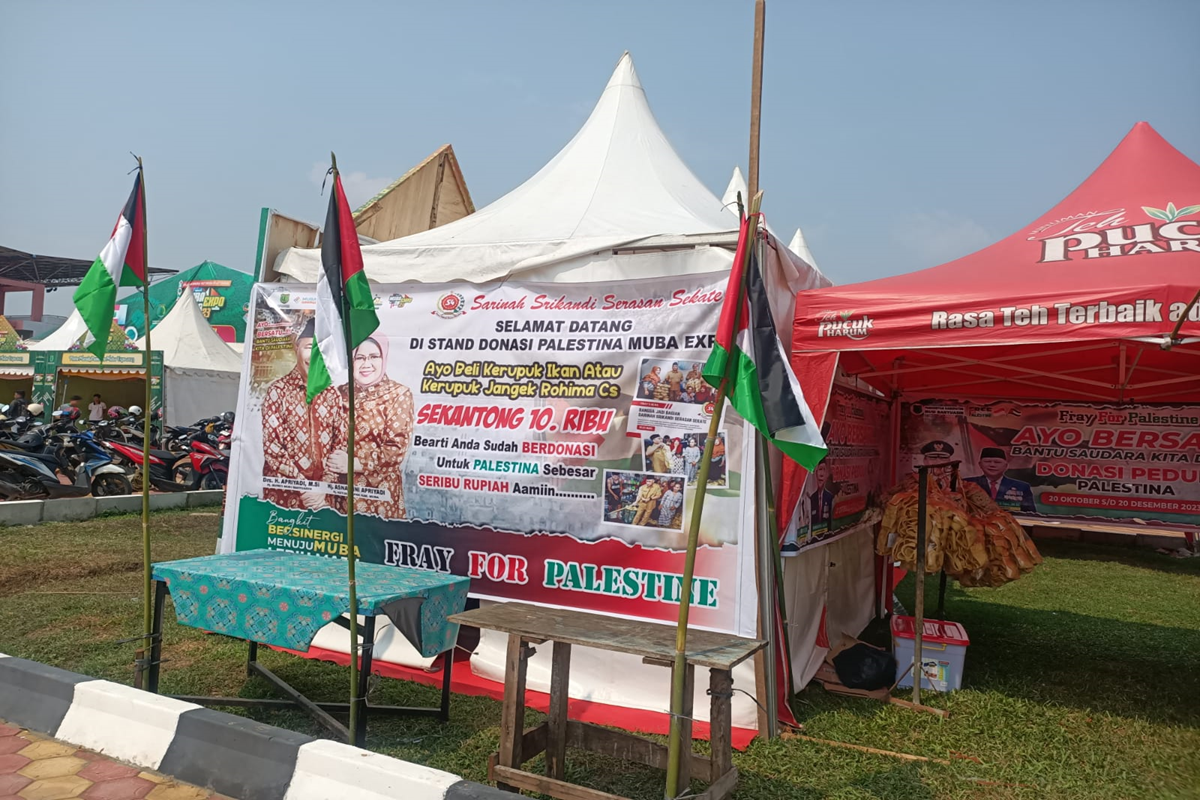 Beli kerupuk di Muba Expo, sekaligus donasi untuk Palestina