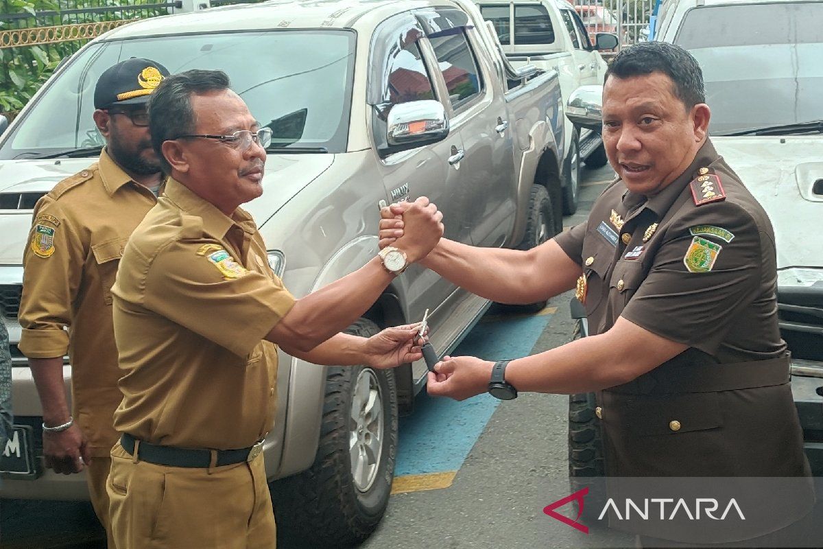 Kejari Jayapura kembali serahkan 10 mobil Pemkab Mamberamo Raya