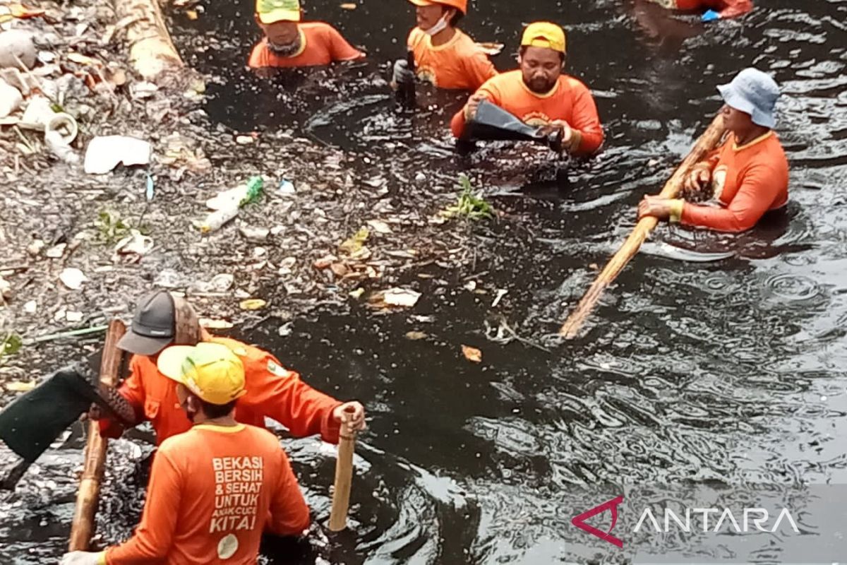 Pemkab Bekasi angkut sampah dari Kali Cijambe di tepi Tol Jakarta-Cikampek