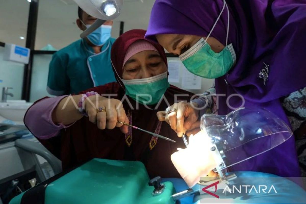 Dokter sebut gigi goyang tak harus dicabut