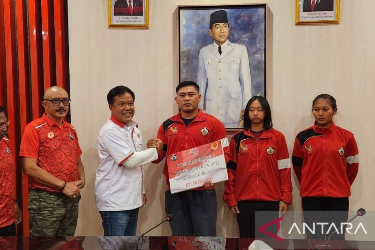 Bupati Bangli serahkan bonus atlet berprestasi Porprov Bali XV