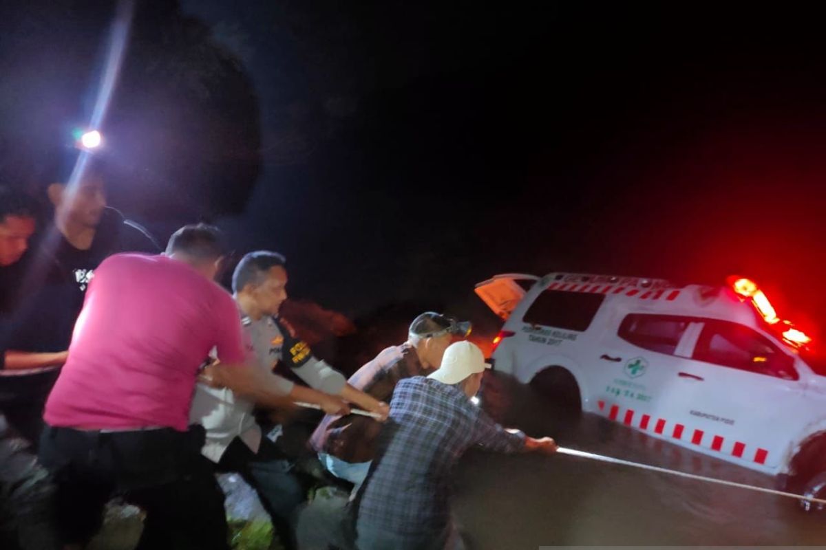 Ambulans bawa pasien hendak melahirkan terjun ke sungai sedalam 30 meter di Pidie Aceh