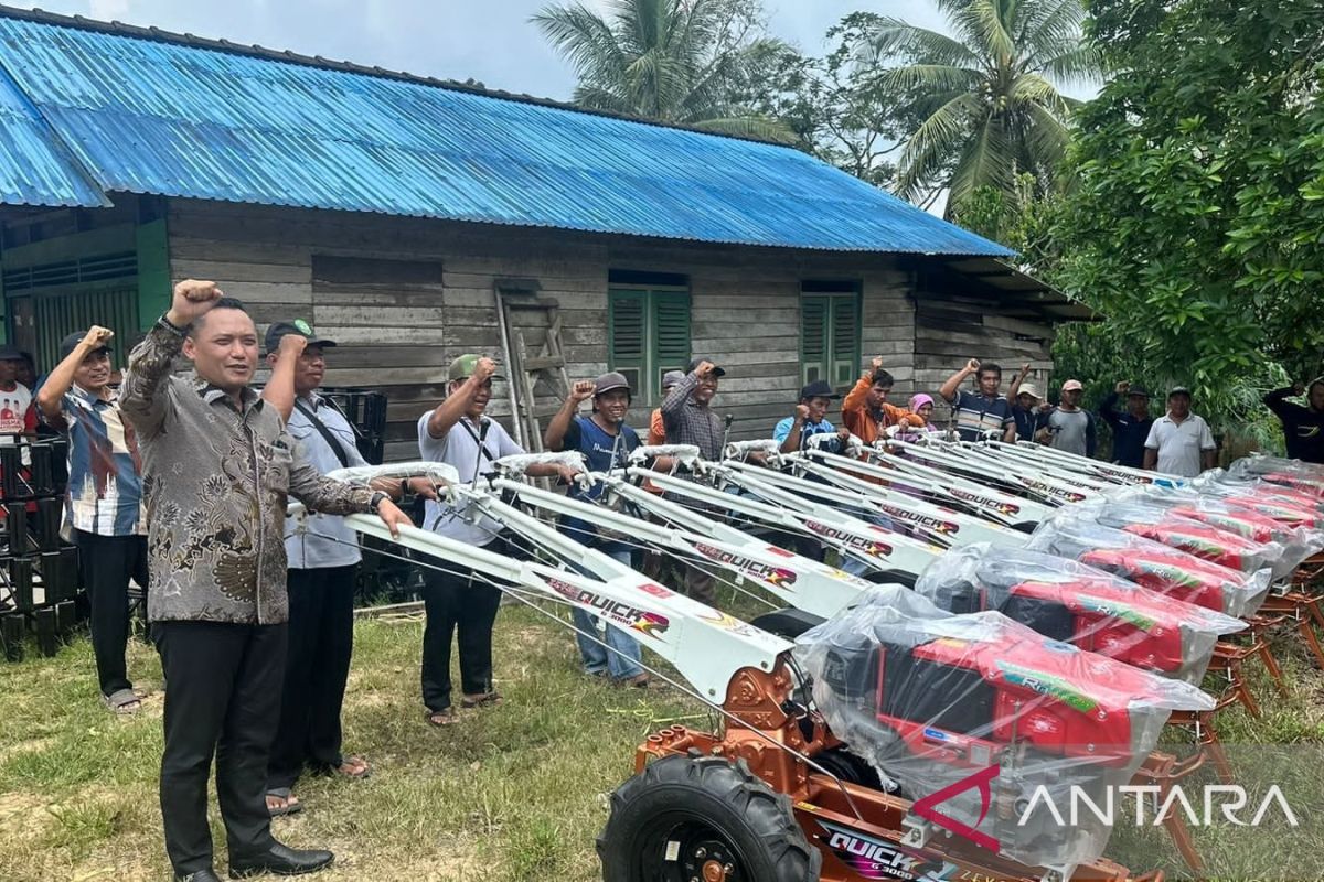 DPRD Kaltim serahkan bantuan handtraktor ke 13 kelompok tani Kukar