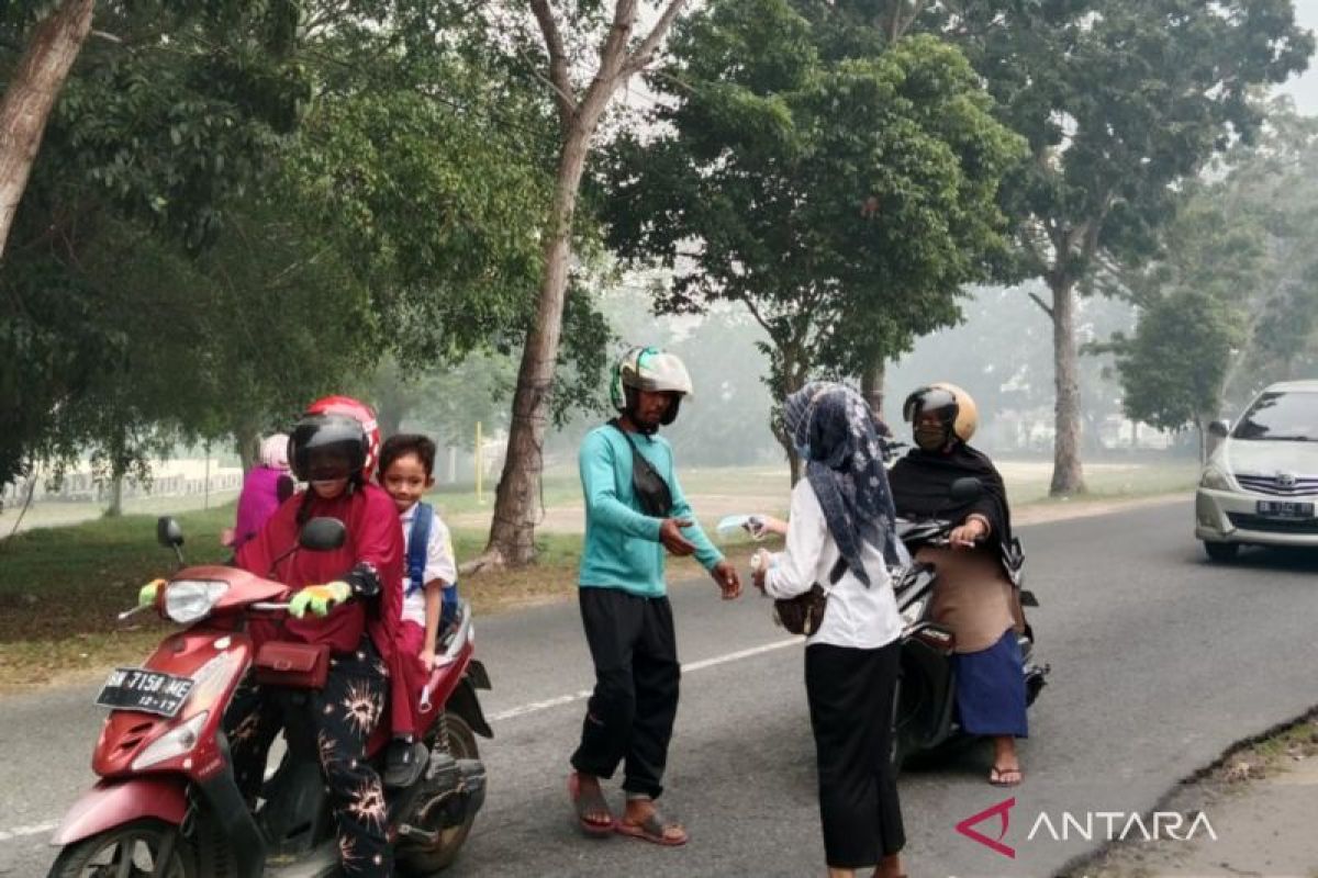 Antisipasi dampak kabut asap, PMI Bangka Barat bagikan masker