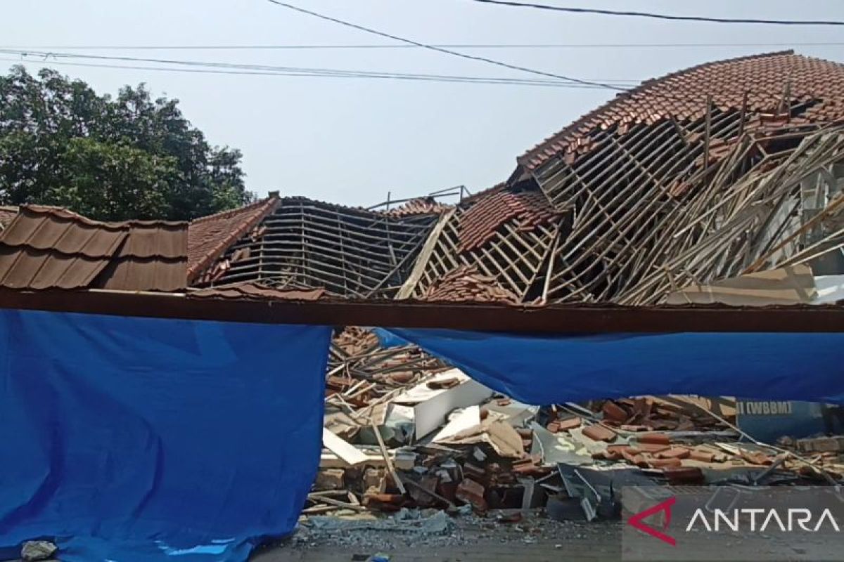 Gedung ambruk, pelayanan Kantor Imigrasi Kelas II TPI Cilegon dialihkan