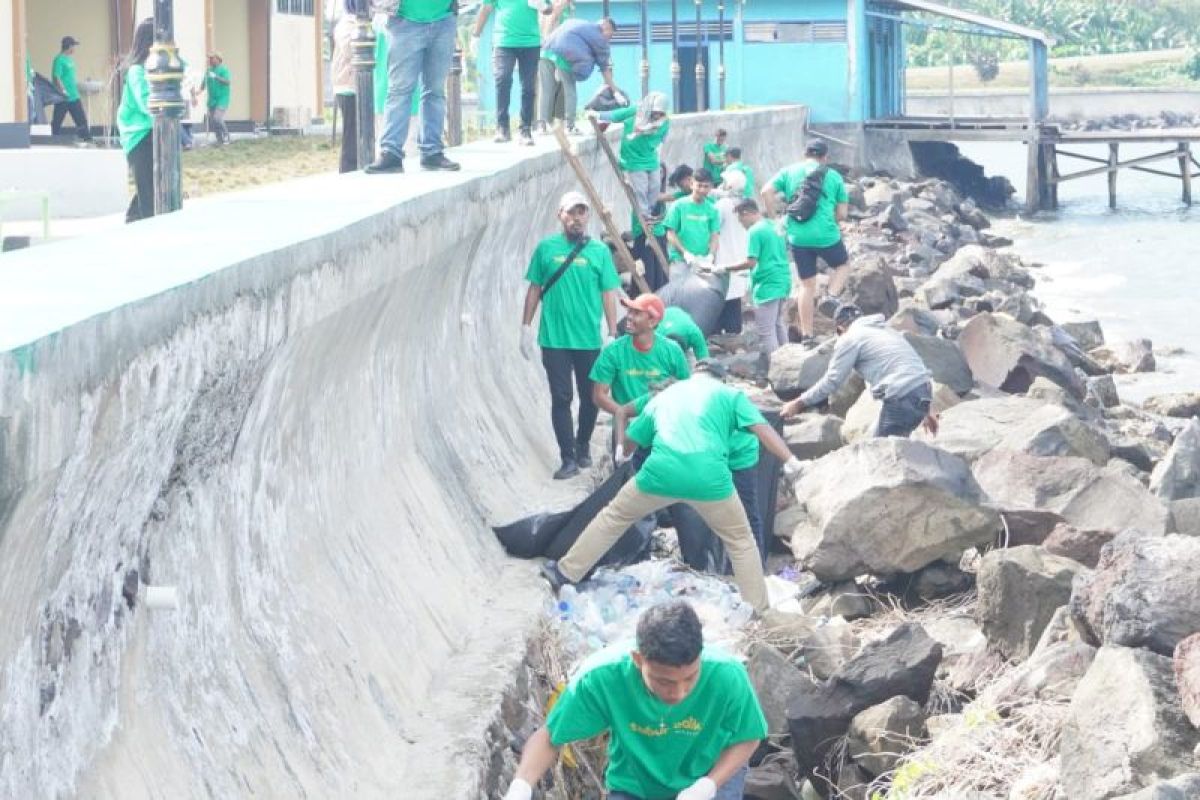 Peringati hari Sumpah Pemuda, Harita Nickel bersih-bersih pantai