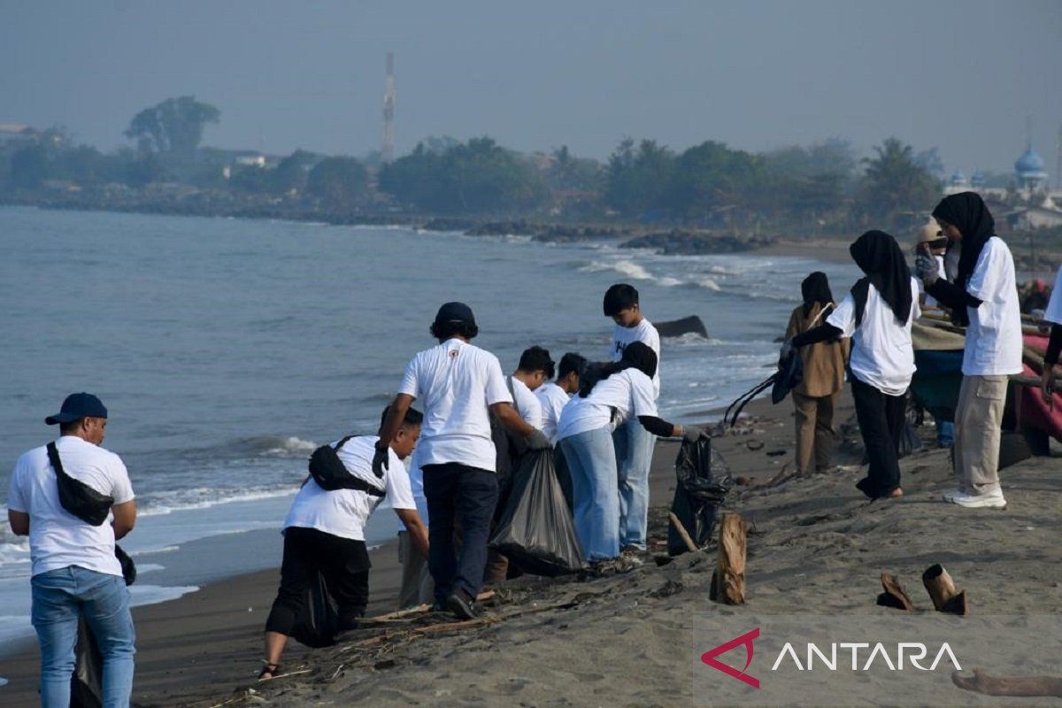 Ikuti BUMN Environmental Movement, Milenial Semen Padang bersihkan Pantai Padang