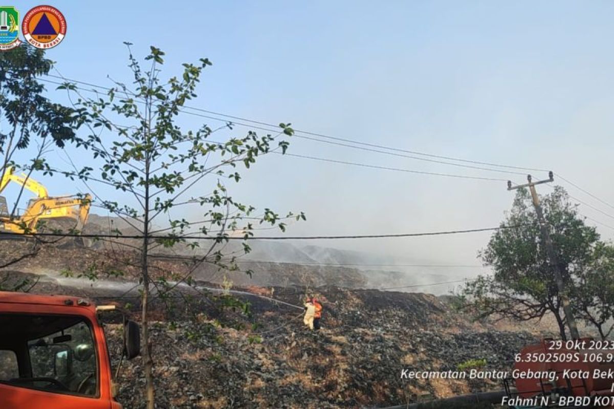 BPBD bagikan masker ke warga terdampak kebakaran TPST Bantargebang