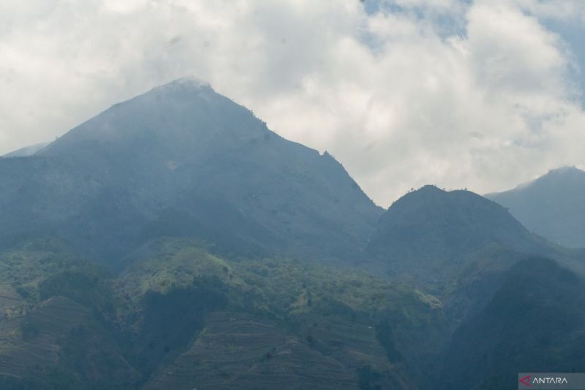 Kebakaran  Gunung Merbabu padam akibat guyuran hujan