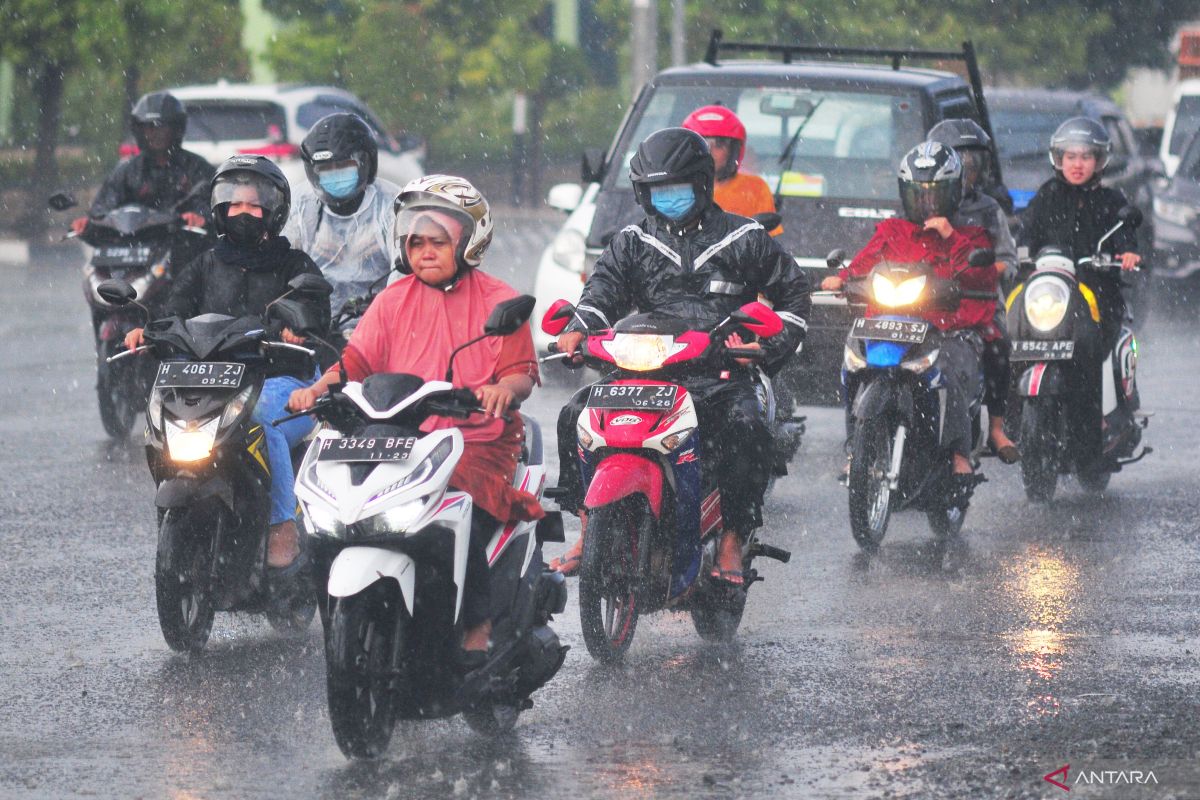 Hujan sedang hingga lebat berpeluang turun di sejumlah provinsi