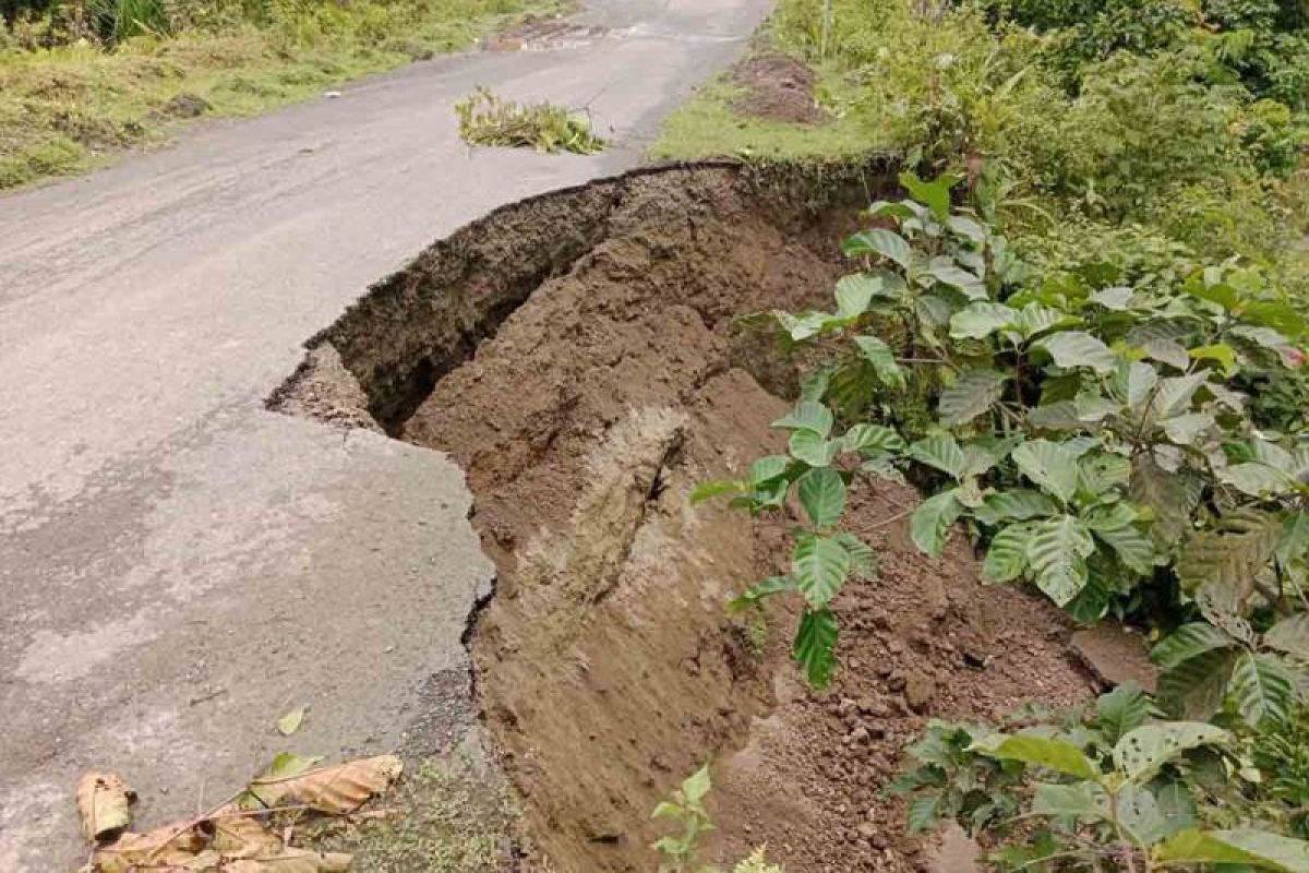 Digerus air, ruas jalan di Simeulue terancam putus