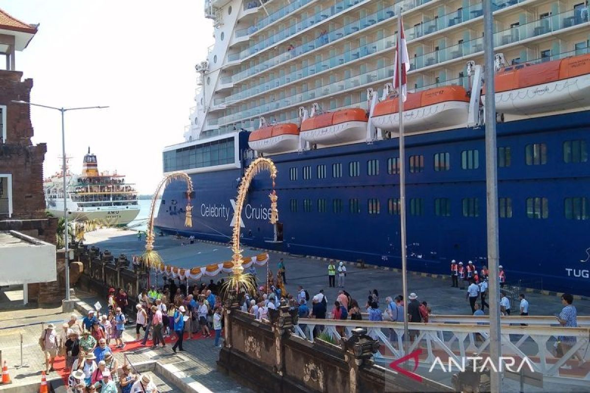 Jumbo cruise ship carrying 3,944 foreign nationals docks in Bali