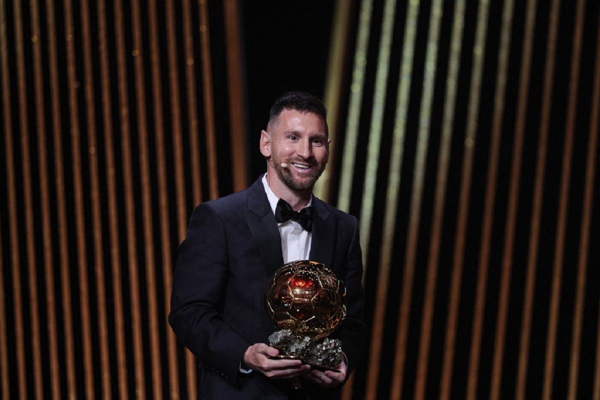 Lionel Messi sabet penghargaan Ballon d'Or kedelapan