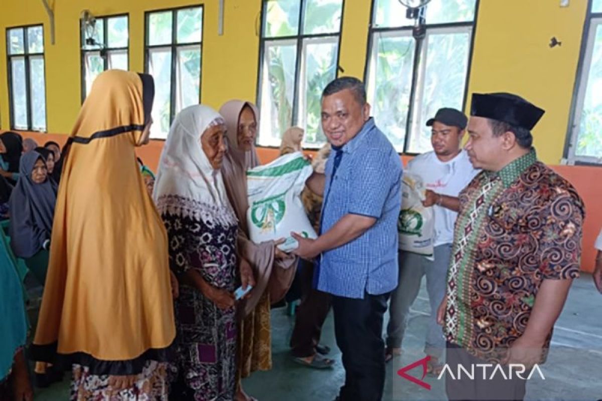 Pemkab Gorontalo menyalurkan cadangan pangan beras di Telaga Biru