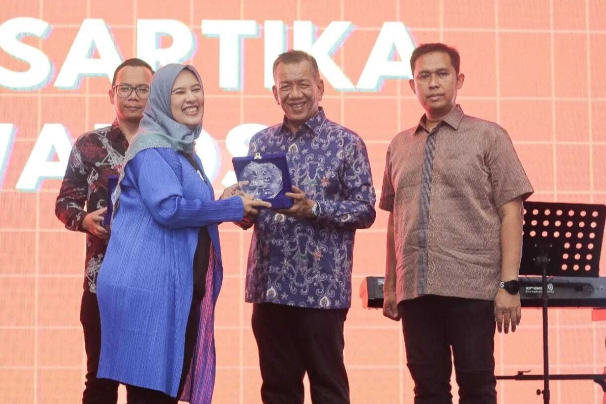 Bupati Rusma Yul Anwar terima Anugerah Dewi Sartika Award 2023