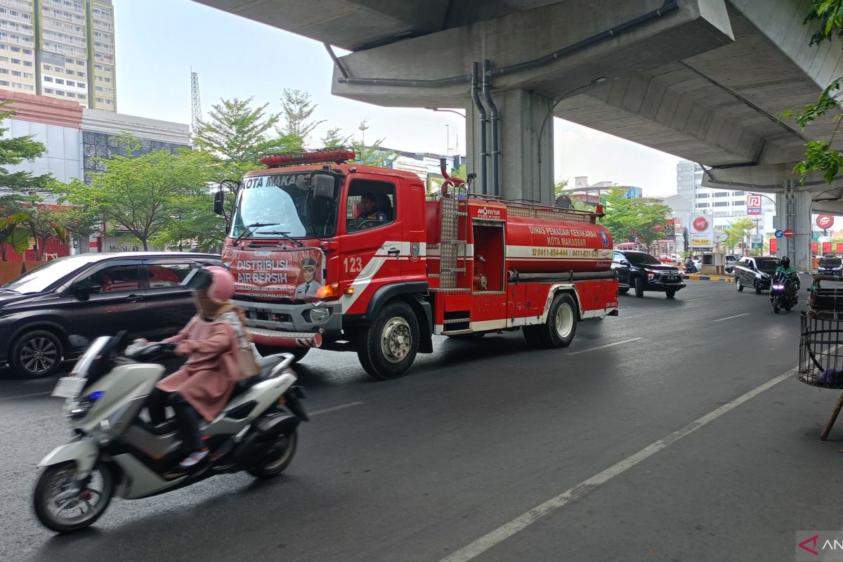 Dinas Damkar Makassar bantu distribusikan air bersih kepada warga