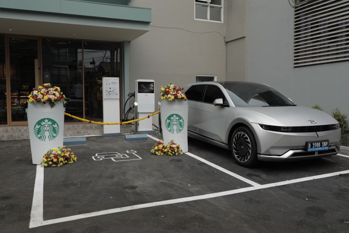 Hyundai sediakan "fast charging" di Starbucks kawasan Lebak Bulus
