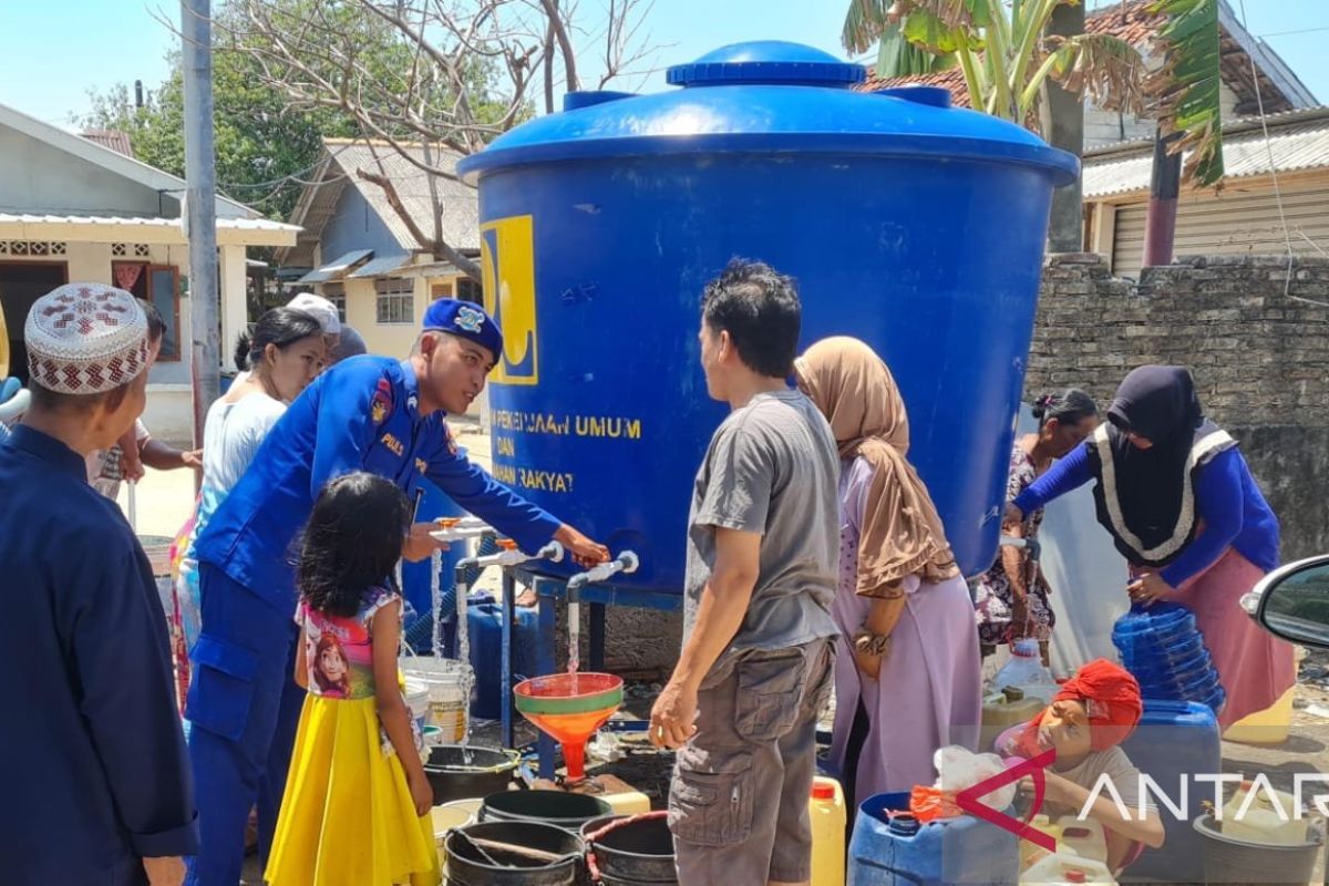 Polres Bangka Barat menyalurkan bantuan air bersih ke warga Tanjunglaut