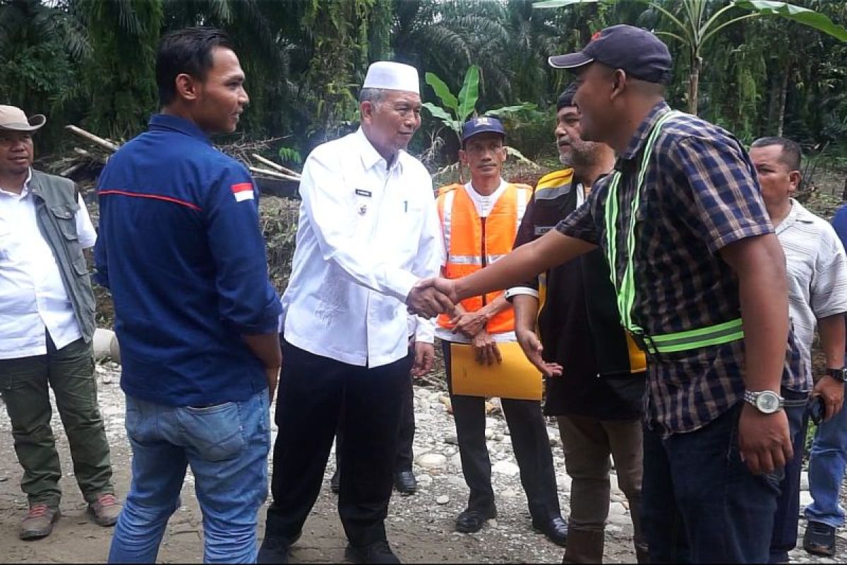 Percepatan pembangunan infrastruktur, Pemkab Pasbar tinjau pembangunan sejumlah jalan