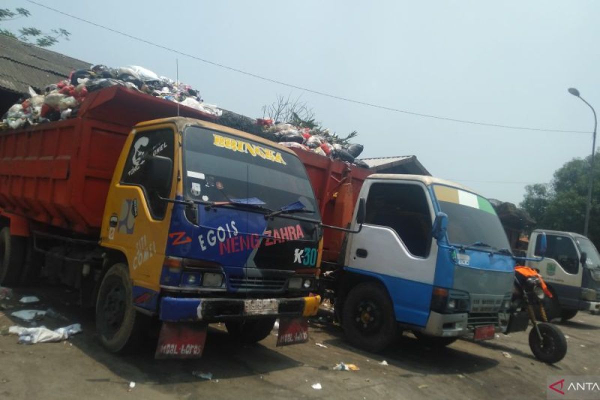 Pemkab Karawang kerahkan enam ekskavator ke area TPA Jalupang yang terbakar