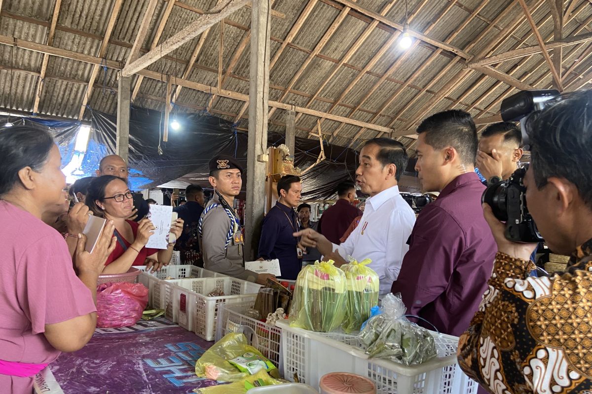 Presiden Joko Widodo bagikan uang modal usaha ke pedagang Pasar Bulan di Bali
