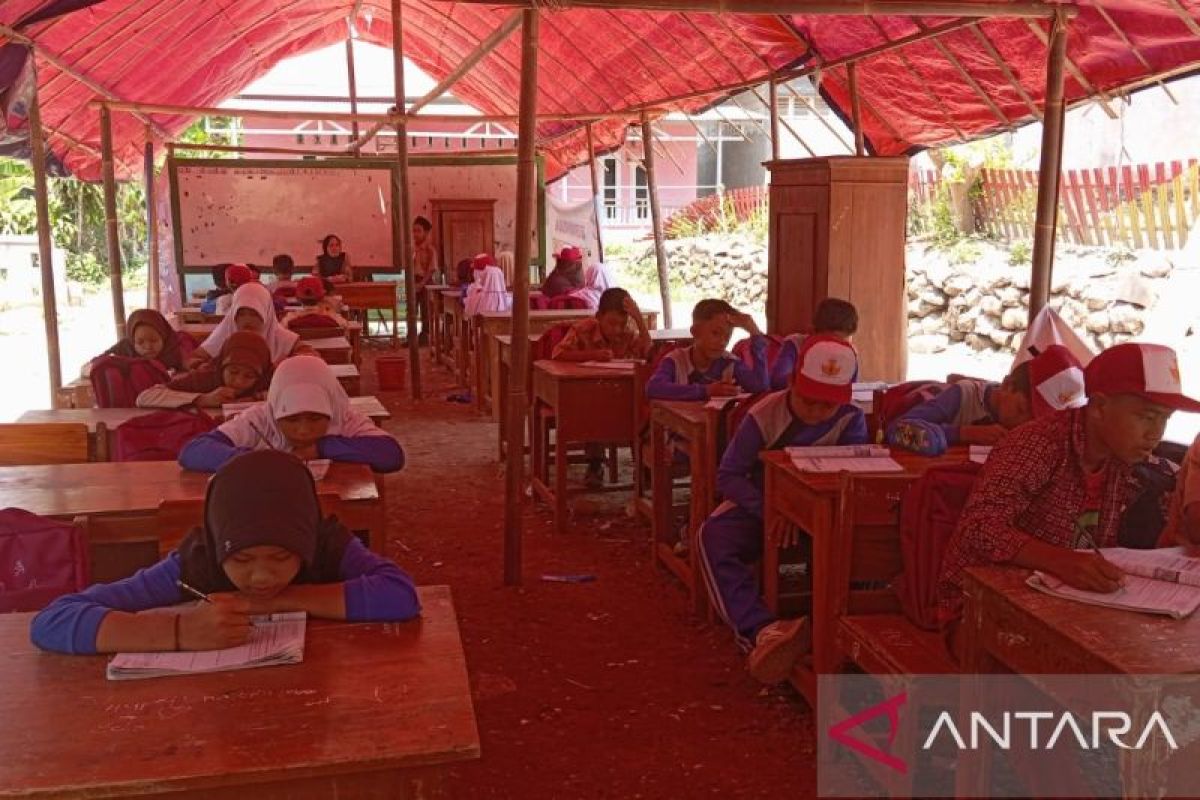 Sebagian siswa SDN Bantargebang di Sukabumi harus belajar di tenda darurat