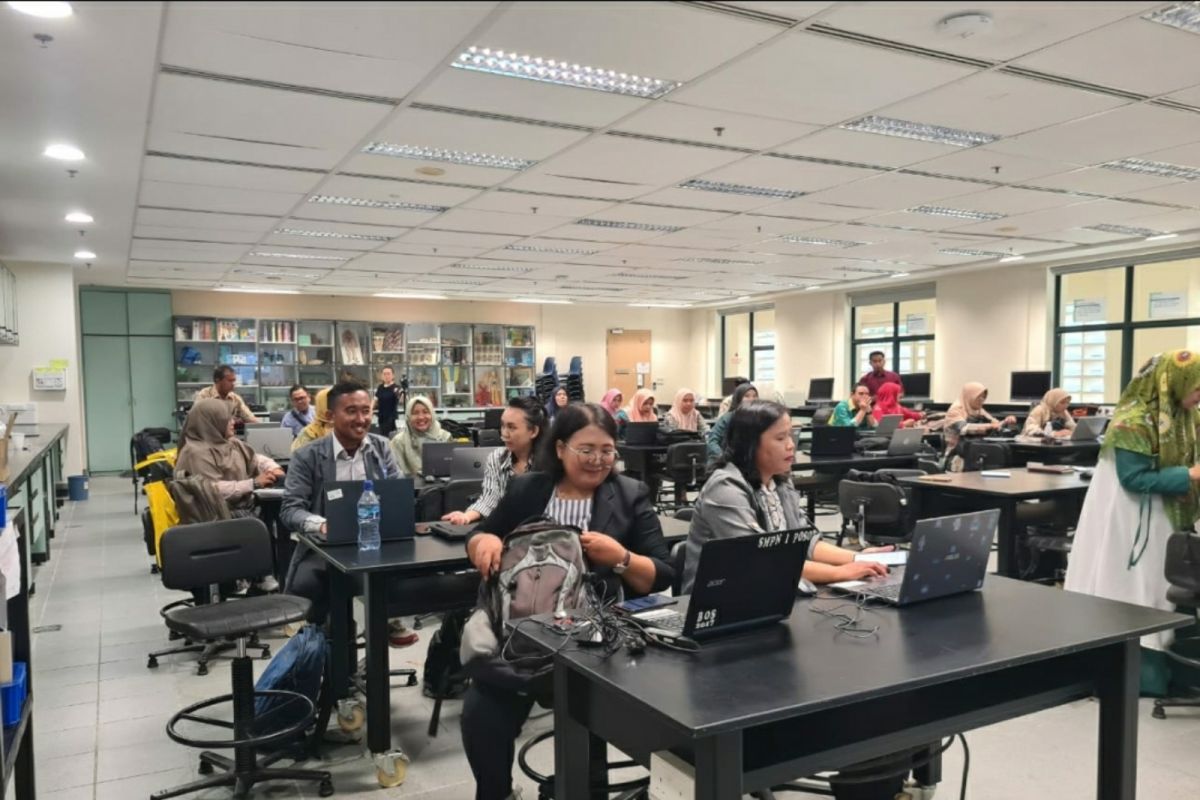 Guru Indonesia mengikuti pelatihan kepemimpinan STEM Singapura